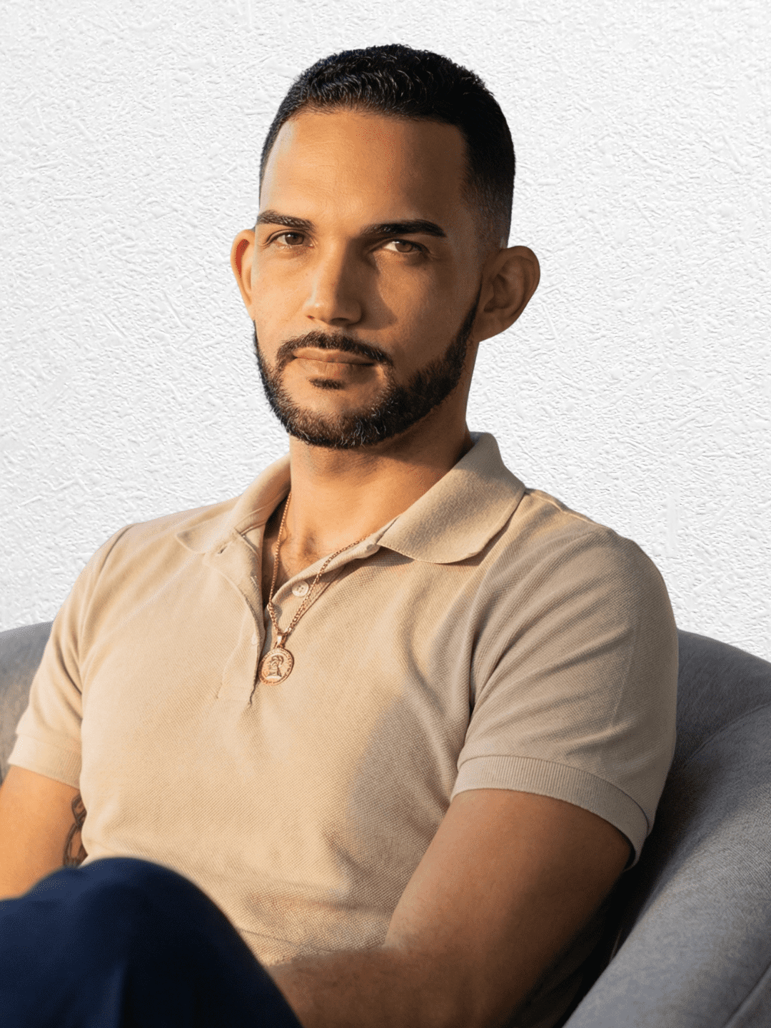 Imagen profesional de Emma Velarde, Creadora Digital, transmitiendo creatividad y presencia digital profesional.